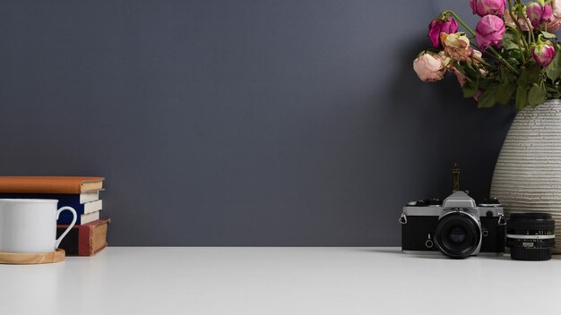 Photo flower vase on table against white wall