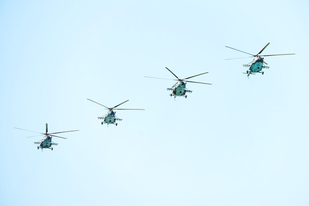 Photo flying military helicopters in the blue sky