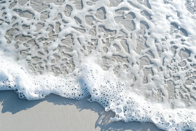 Photo foamy wave on the beach with foamy foam