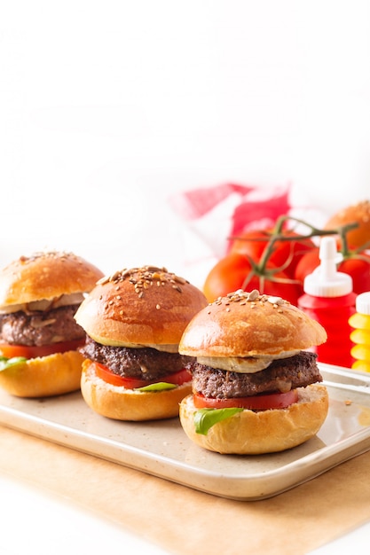 Photo food concept homemade beefs hamburgers serve on square plate