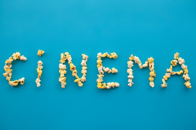 Photo food. frozen popcorn corn popcorn bucket. delicious popcorn on blue. cinema.