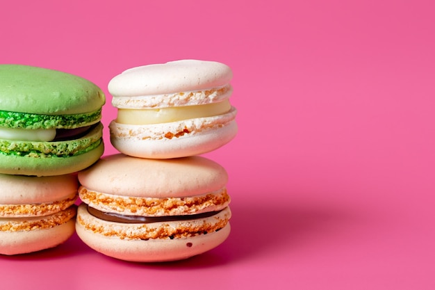 Photo food photography of colorful macaron cake isolated on pink background