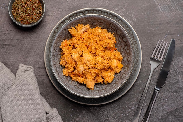 Photo food photography of cooked bulgur with chicken