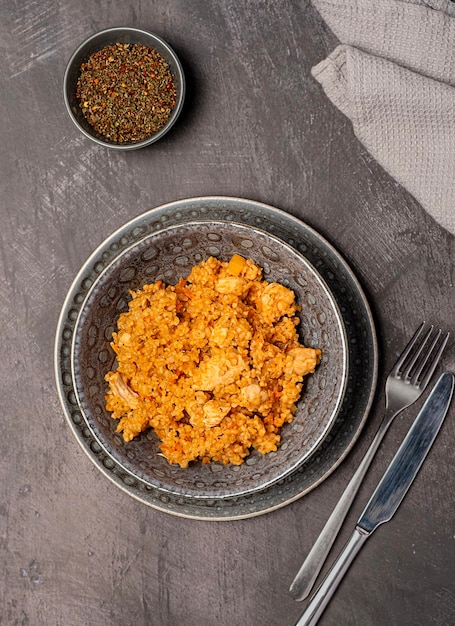 Photo food photography of cooked bulgur with chicken