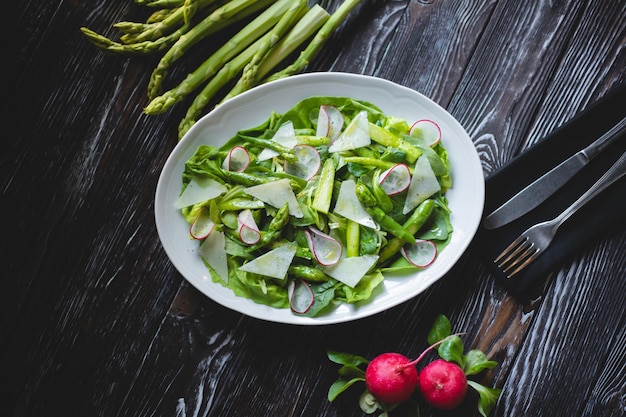 Photo food photography green salad with fresh vegetables asparagus and radishes