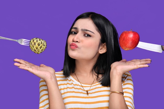 Photo foodie girl showing fruits and looking at camera with blowing a kiss indian pakistani model