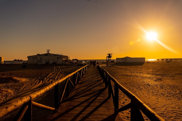 Photo footbridge at sunset on the bateles beach in conil de la frontera cadiz