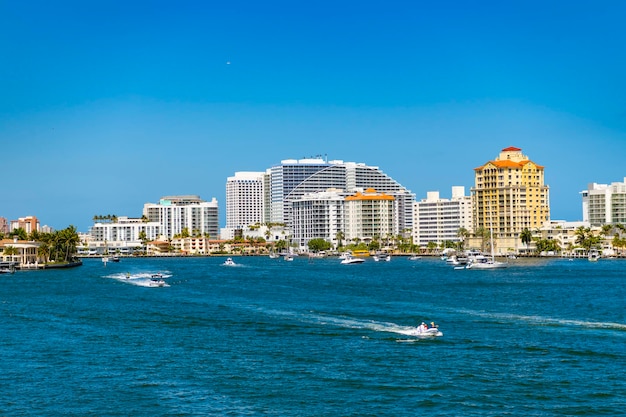 Photo fort lauderdale florida usa march 25 2023 cityscape view of fort lauderdale city building skyline in florida