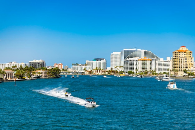 Photo fort lauderdale florida usa march 25 2023 fort lauderdale luxury cityscape with modern building architecture and yachts