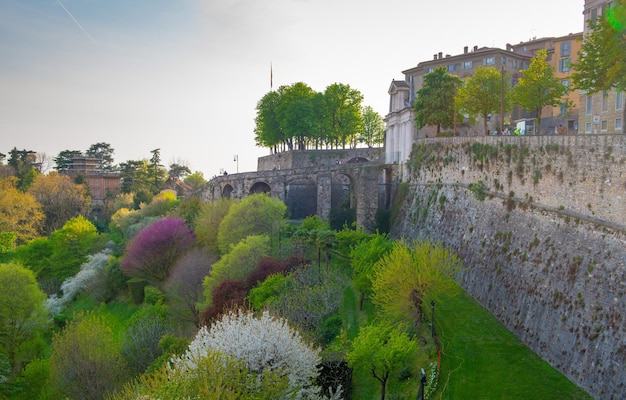 Fortified walls for the defense of the city