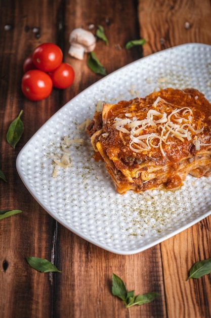 Fotografia de Lasagna en una mesa de madera con ingredientes frescos, by Yuri Ugarte Cespedes