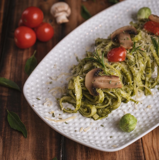 Fotografia de pasta italian en una mesa de madera con ingredientes frescos, by Yuri Ugarte Cespedes