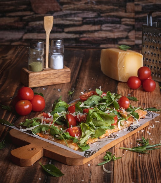 Fotografia de Pizza en una mesa de madera con ingredientes frescos, by Yuri Ugarte Cespedes