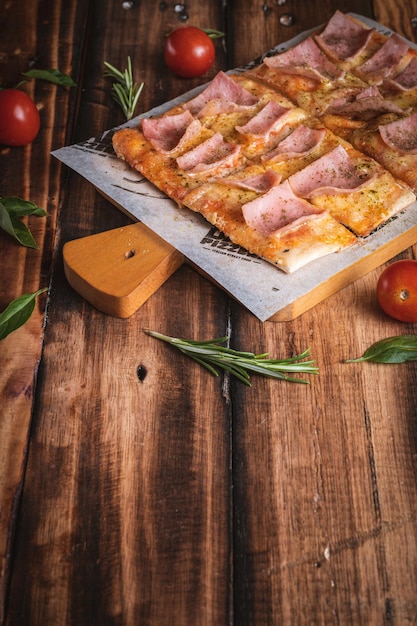 Fotografia de Pizza en una mesa de madera con ingredientes frescos, by Yuri Ugarte Cespedes