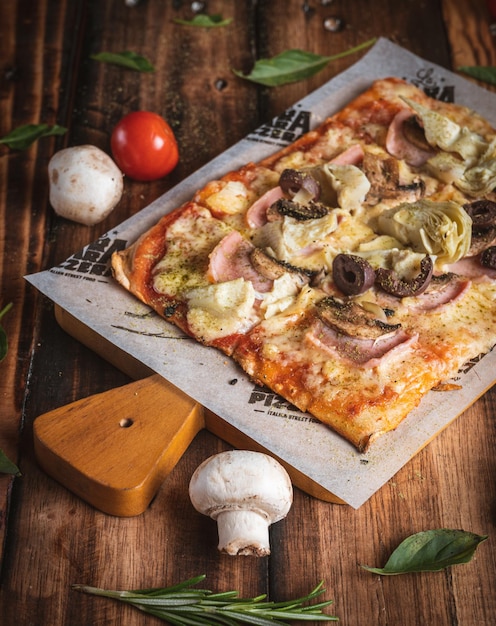 Fotografia de Pizza en una mesa de madera con ingredientes frescos, by Yuri Ugarte Cespedes