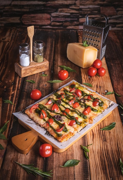 Fotografia de Pizza en una mesa de madera con ingredientes frescos, by Yuri Ugarte Cespedes