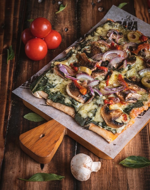 Fotografia de Pizza en una mesa de madera con ingredientes frescos, by Yuri Ugarte Cespedes