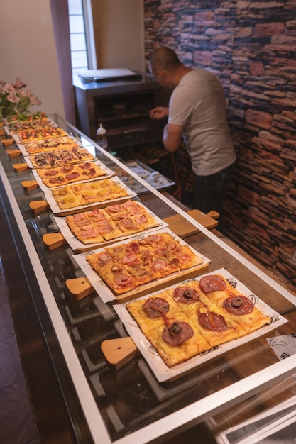 Fotografia de Pizza en una mesa de madera con ingredientes frescos, by Yuri Ugarte Cespedes