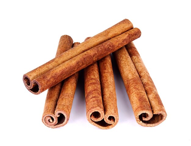 Photo fragrant cinnamon sticks isolated on white background