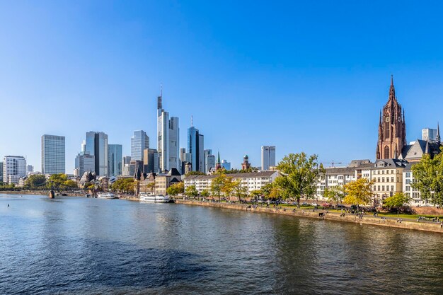 Photo frankfurter skyline mit dem kaiserdom st bartholomaus und dem mainkai in frankfurt am main