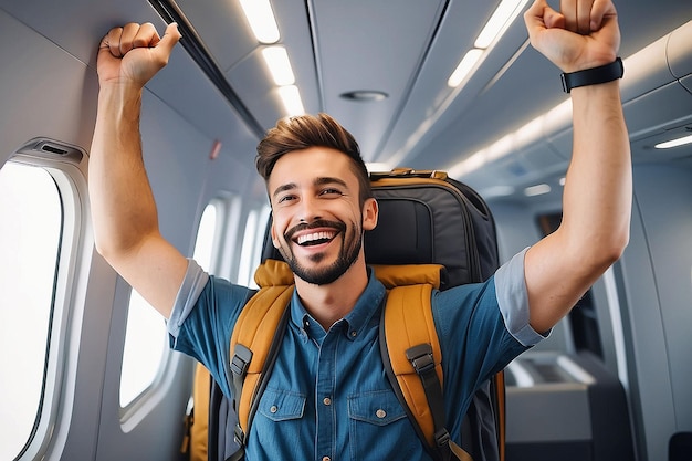 Photo free happy male traveler with arms raised