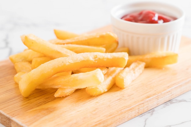 french fries with tomato sauce 