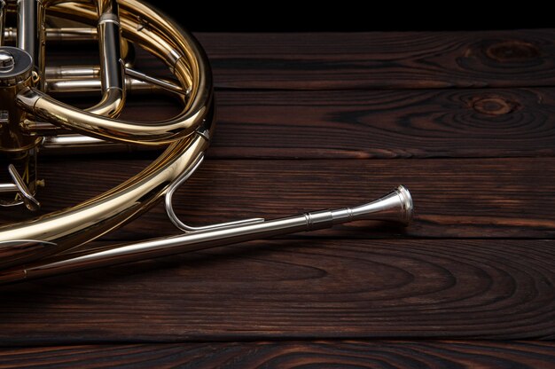 Photo french horn on a wooden table