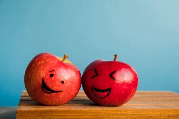 Photo fresh apples with funny faces