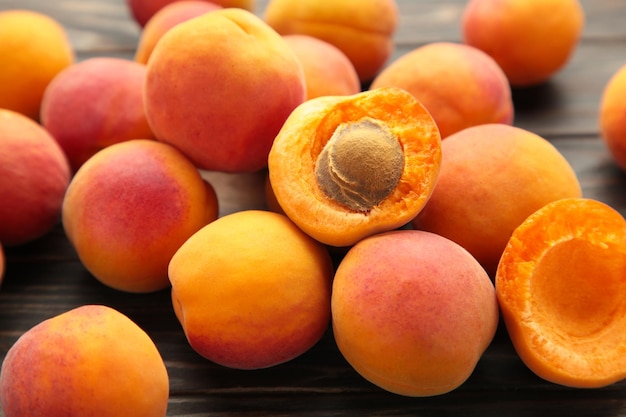 Fresh apricots on brown background Macro foto