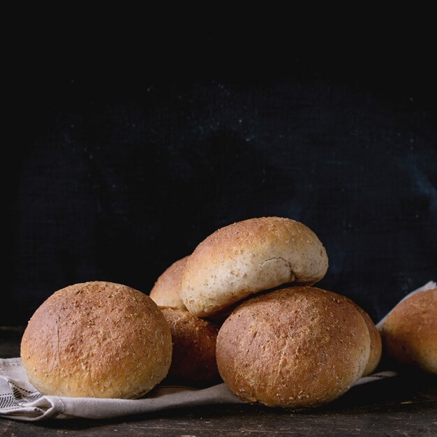 Photo fresh baked wholegrain buns