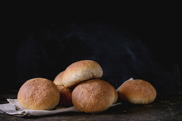 Photo fresh baked wholegrain buns