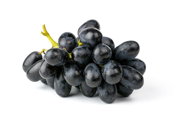 Photo fresh black grapes isolated on white background