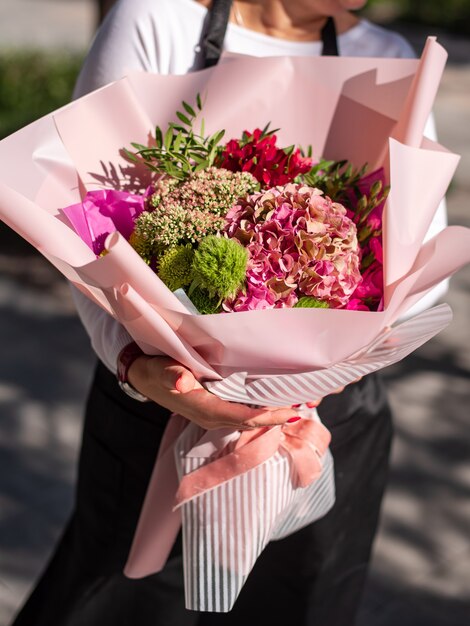 Photo fresh bouquet of colorful mixed flowers. european floral shop concept. flowers delivery