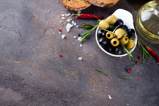 Photo fresh bread with olive oil and olives