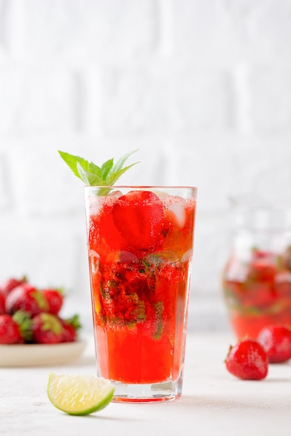 Photo fresh cocktail with strawberries mint lime in glass strawberry mojito refreshing drink sugar free