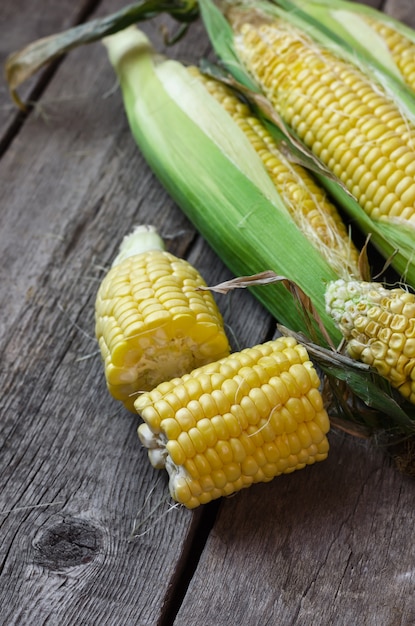 Fresh corn cobs on wooden