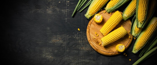 Fresh corn on a cutting board