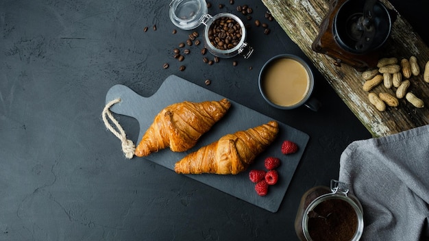 Photo fresh croissants on dark background delicious breakfast