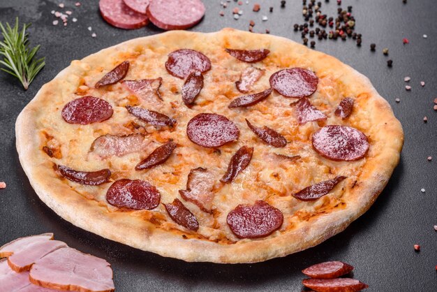 Photo fresh delicious pizza made in a hearth oven with four types of meat and sausage. mediterranean cuisine