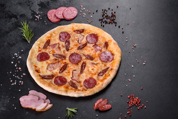 Photo fresh delicious pizza made in a hearth oven with four types of meat and sausage. mediterranean cuisine