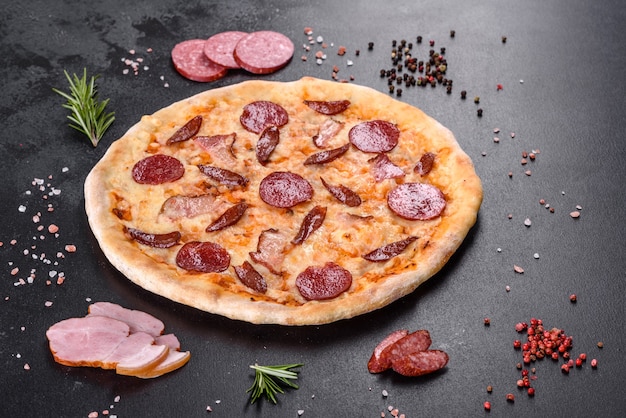 Photo fresh delicious pizza made in a hearth oven with four types of meat and sausage.