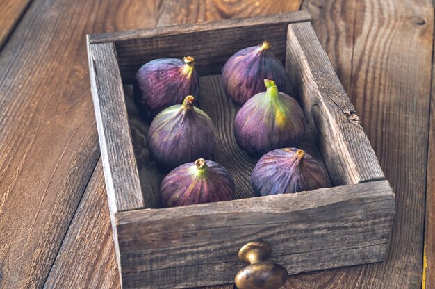 Fresh figs in the rustic wooden box