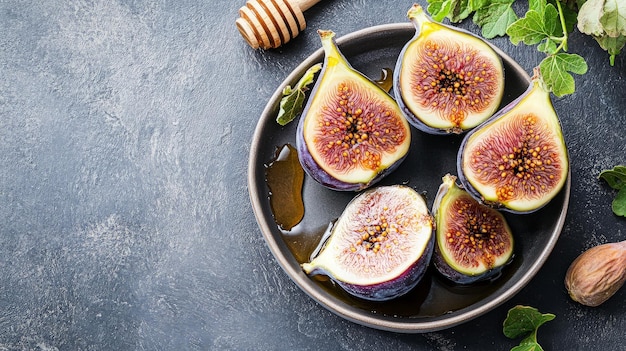 Photo fresh figs with honey on a plate