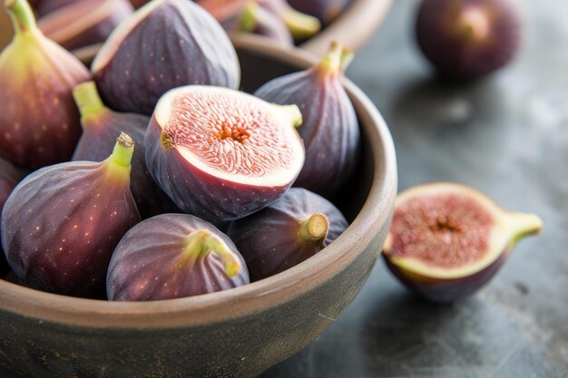 Photo fresh figs in wooden bowl on dark surface