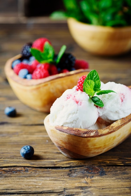 Photo fresh fruit ice cream with mint on the wooden table