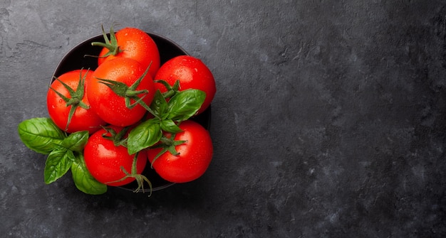 Photo fresh garden tomatoes and basil leaves