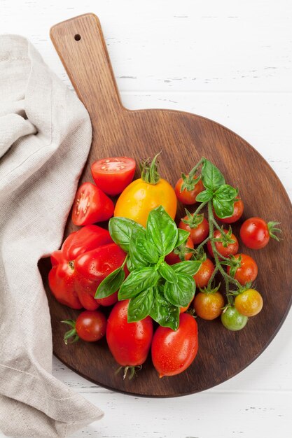 Photo fresh garden tomatoes and basil