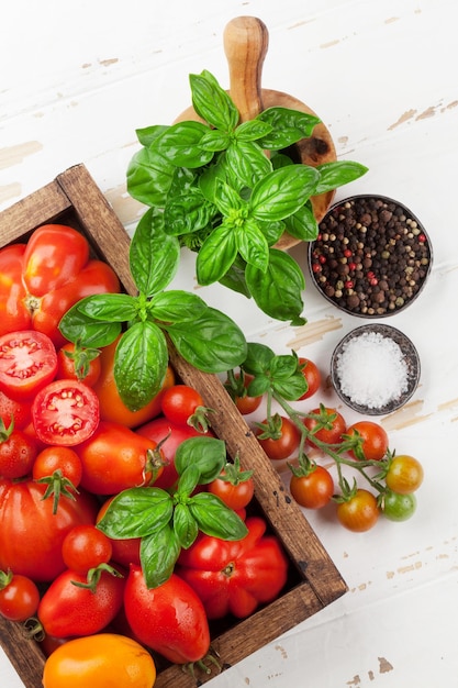 Photo fresh garden tomatoes and basil