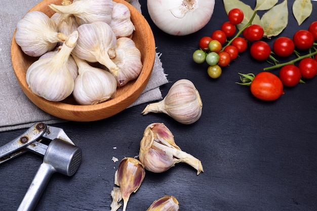 Fresh garlic in a wooden bowl