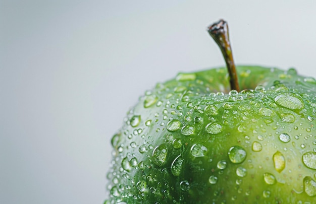 Photo fresh green apple with water drops on it macro photography light background copy space